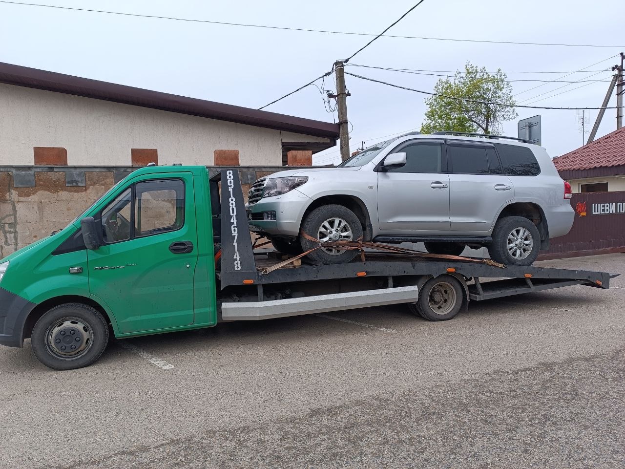 Эвакуатор перевозит автомобиль